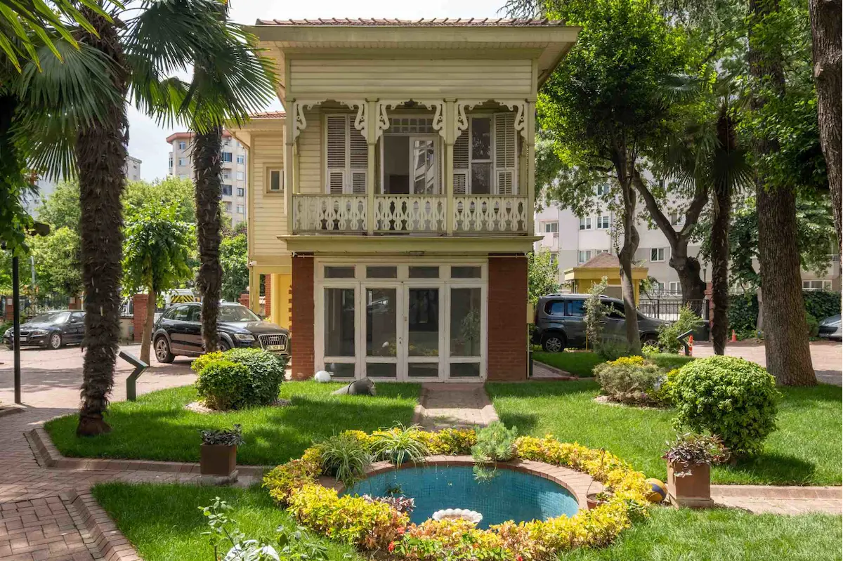 KOZYATAĞI BAYAR CAD. ÜZERINDE 2 KATLI 180 M2 SATILIK KÖŞK