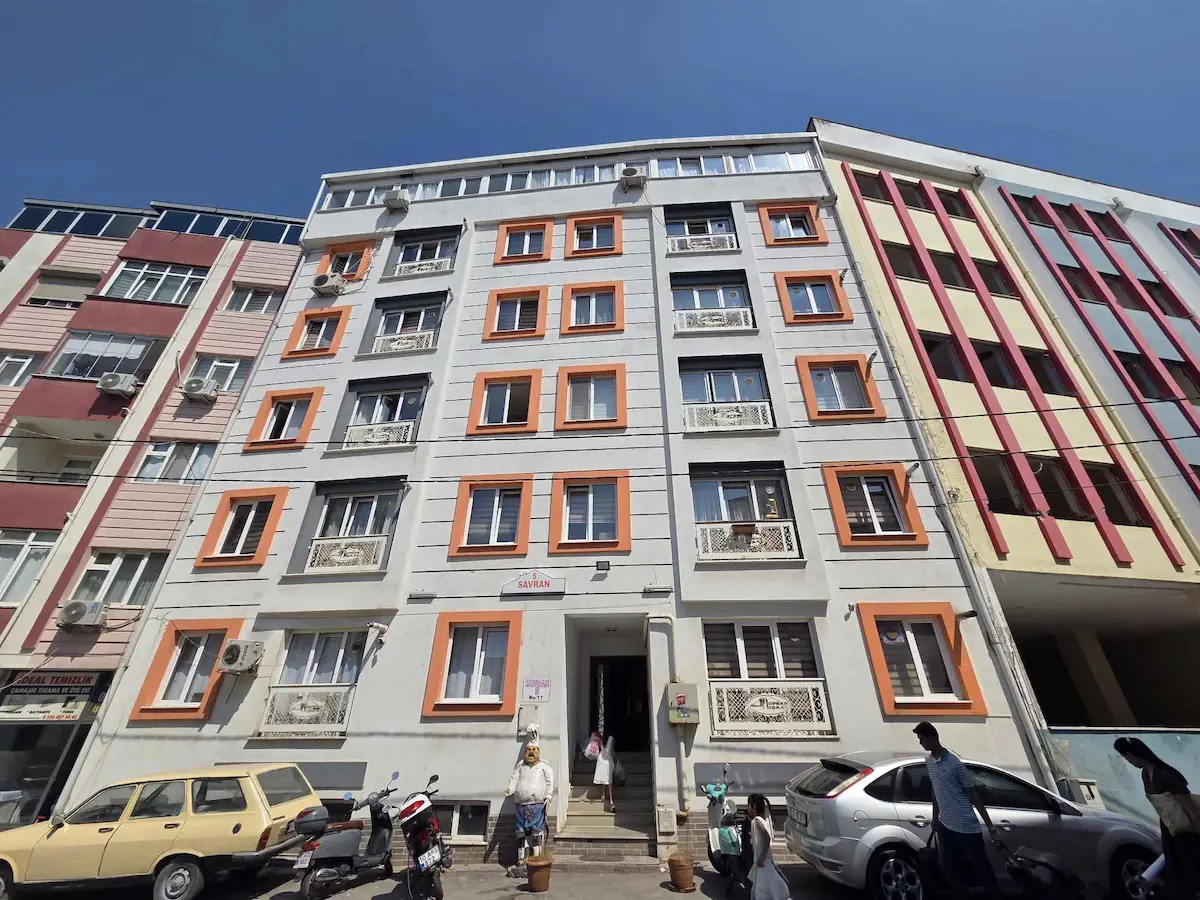 REMAX YAZ'DAN ÇARŞI MERKEZDE KİRACILI EŞYALI SATILIK 2+0