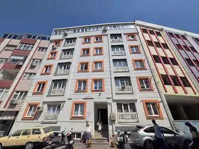 REMAX YAZ'DAN ÇARŞI MERKEZDE KİRACILI EŞYALI SATILIK 2+0