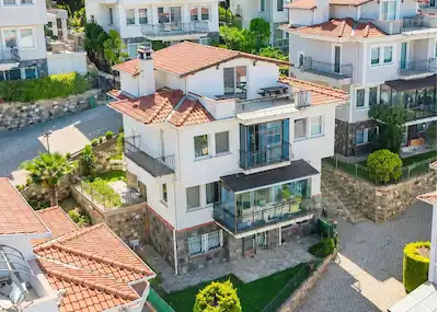 RE/MAX BEYAZ | MUDANYA HALİTPAŞA NAZAR SİTESİ’NDE DENİZ MANZARALI ÖZEL 4+2 VİLLA