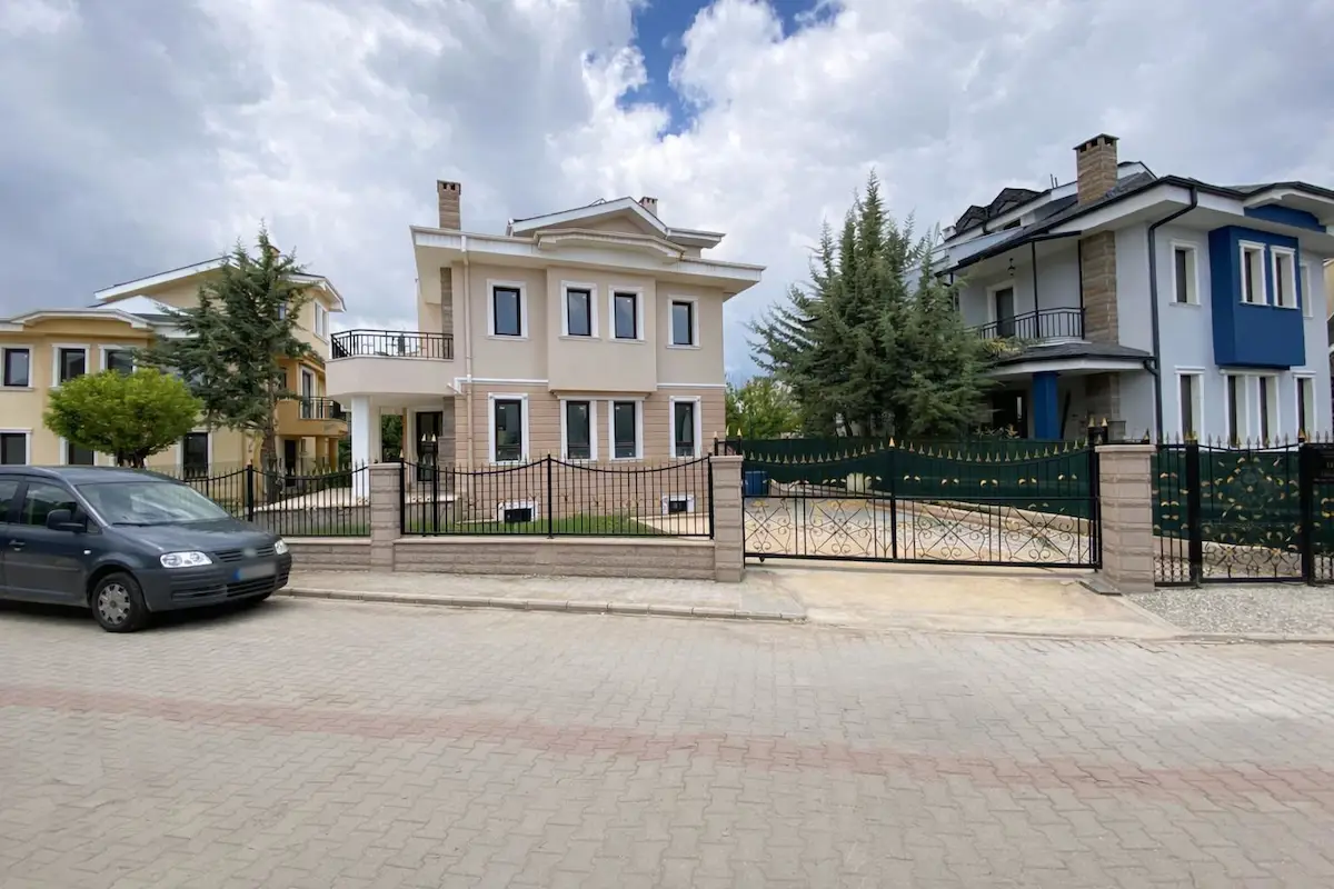 GÖLBAŞI TULUMTAŞ KOMKENT SİTESİNDE 5+2 SATILIK VİLLA