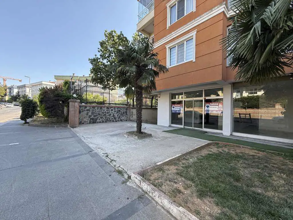 ÇEKMEKÖY HAMİDİYE MAH. CADDE CEPHE YATIRIMA VE KULLANIMA UYGUN BOŞ DÜKKAN