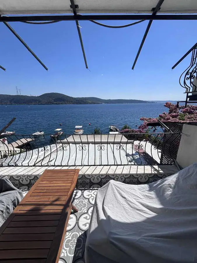 SARIYER’DE DENİZE SIFIR, BOĞAZ MANZARALI SATILIK 2+1 YALI DAİRESİ