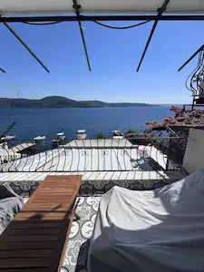 SARIYER’DE DENİZE SIFIR, BOĞAZ MANZARALI SATILIK 2+1 YALI DAİRESİ