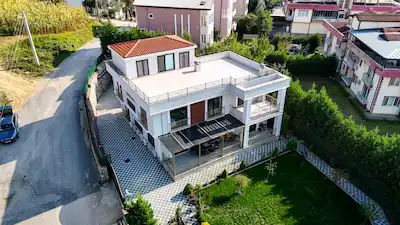 SAKARYA SAPANCA GÖL MAH. 1.087M² ARSA'DA ÖZEL MİMARİ VE TAM EŞYALI ŞÖMİNELİ 7+1 LÜX VİLLA