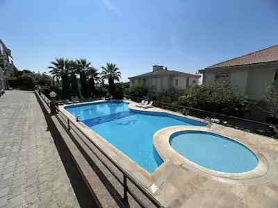 KUŞADASI ŞİRİNEVLER SİTESİ’NDE EŞYALI 1+1 KİRALIK DAİRE