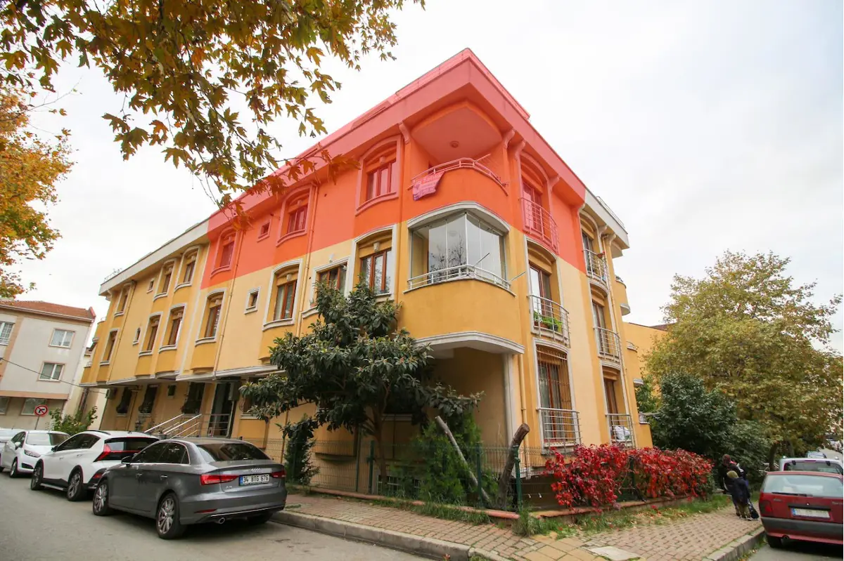 ÇEKMEKÖY’ÜN KALBINDE, METRO’ NUN YANI BAŞINDA  190 M² GENIŞ VE FERAH 2+2 DUBLEKS DAIRE