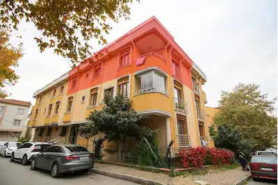 ÇEKMEKÖY’ÜN KALBINDE, METRO’ NUN YANI BAŞINDA 190 M² GENIŞ VE FERAH 2+2 DUBLEKS DAIRE