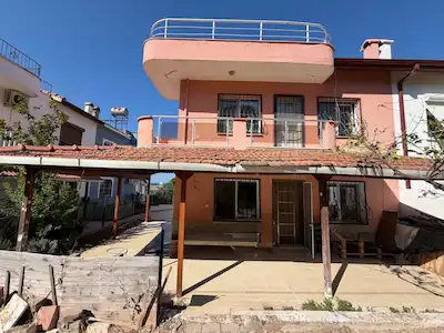 URLA GÜLBAHÇEDE DENIZE 350 METRE MESAFEDE EŞYALI 3+1 VILLA