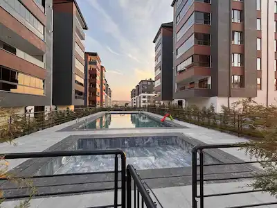EMEK MAHALLESİ’NDE HAVUZLU, PEYZAJLI SİTEDE SATILIK 2+1