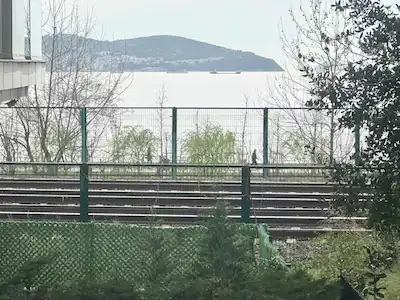 KÜÇÜKYALI İLK PARSELDE SAHILE VE MARMARAY'A YÜRÜME MESAFESINDE BAHÇELI DENIZ MANZARALI SATILIK 2+1