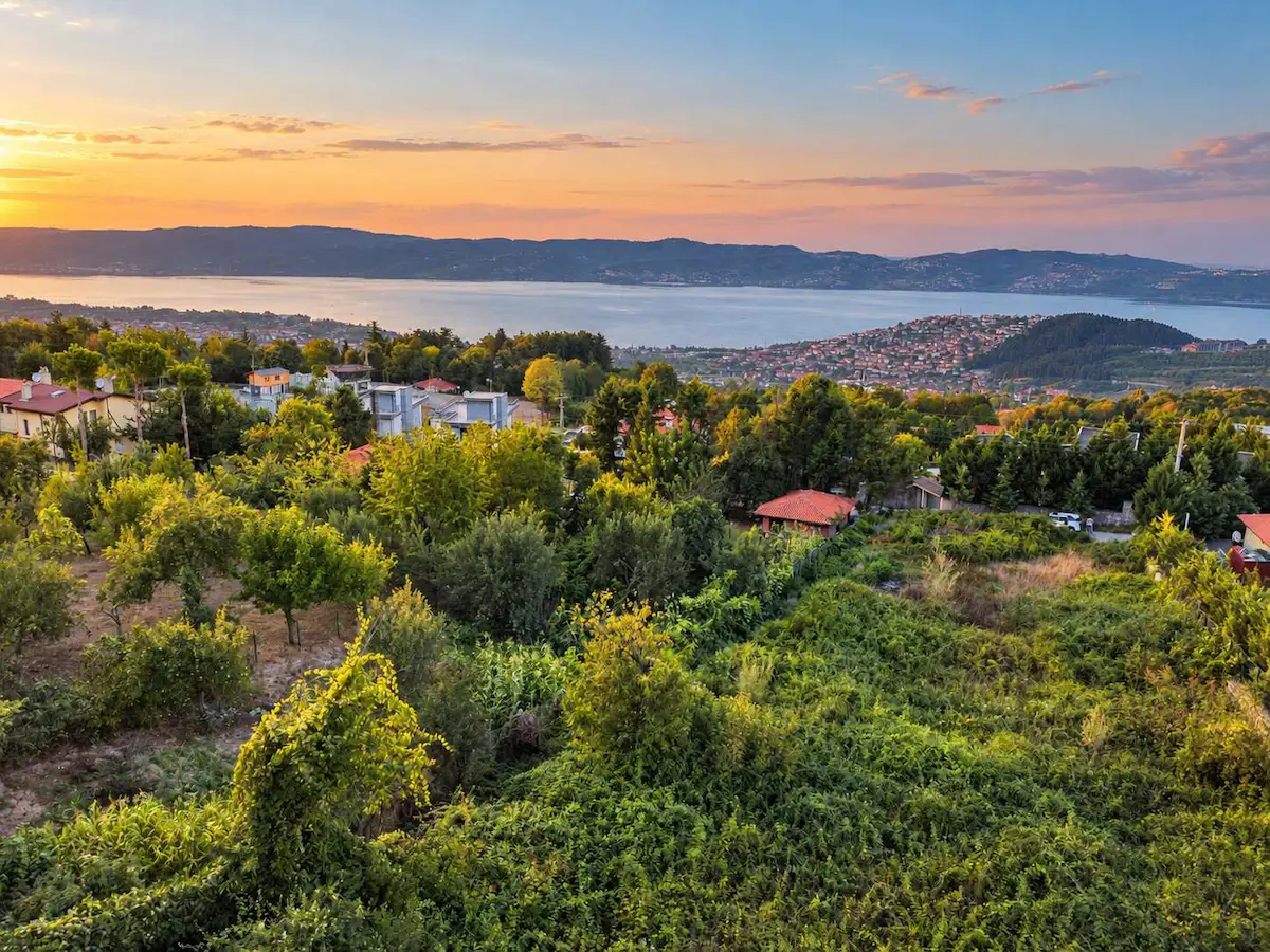 SAPANCA İLMİYE'DE MUHTEŞEM GÖL MANZARALI VİLLA İMARLI ARSA