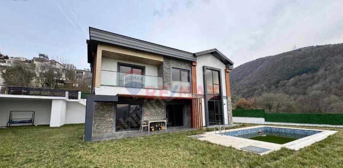 BAŞİSKELEDE MÜSTAKİL 4+1 SATILIK VİLLA