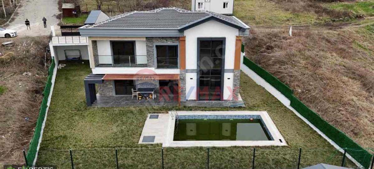 BAŞİSKELEDE MÜSTAKİL 4+1 SATILIK VİLLA