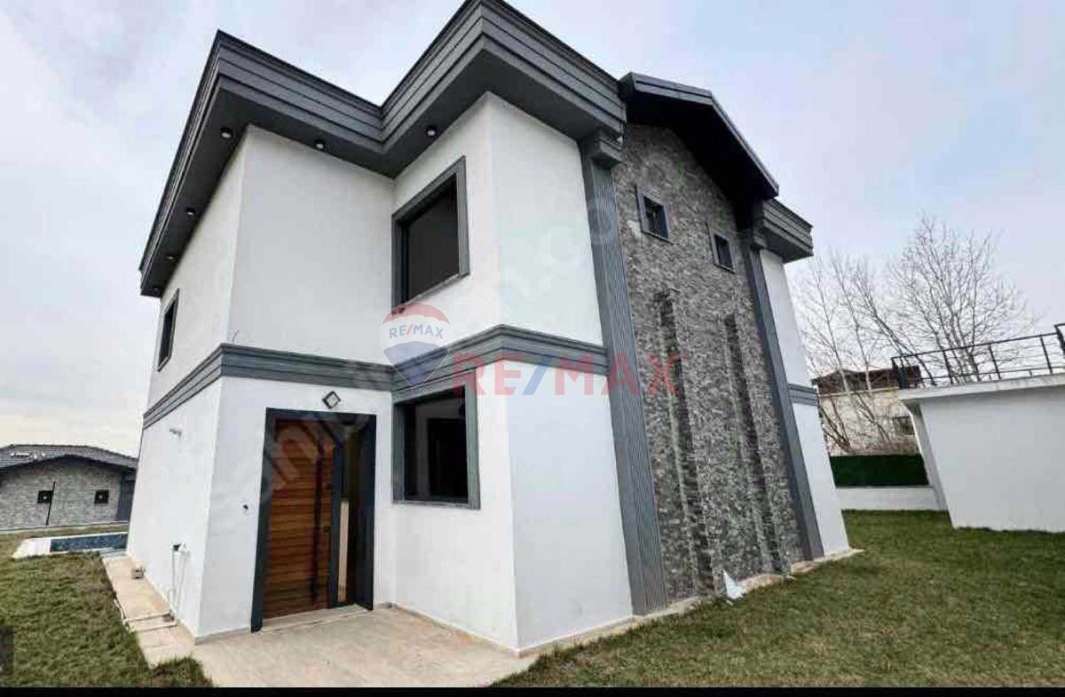 BAŞİSKELEDE MÜSTAKİL 4+1 SATILIK VİLLA