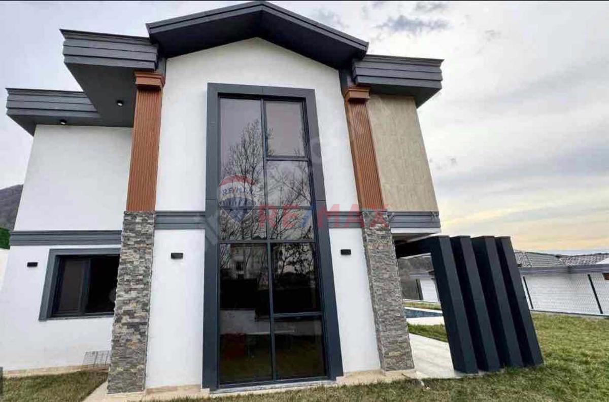 BAŞİSKELEDE MÜSTAKİL 4+1 SATILIK VİLLA