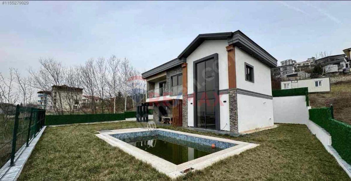 BAŞİSKELEDE MÜSTAKİL 4+1 SATILIK VİLLA