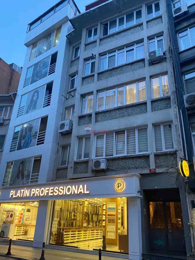 KADIKÖY KUŞDILI CADDESI ÜZERINDE EŞYALI 1 + 1 KIRALIK DAIRE