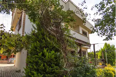 ORTAKÖY'DE SATILIK 1370 M2 ARSA ÜZERINDE 3 KATLI MÜSTAKİL VİLLA