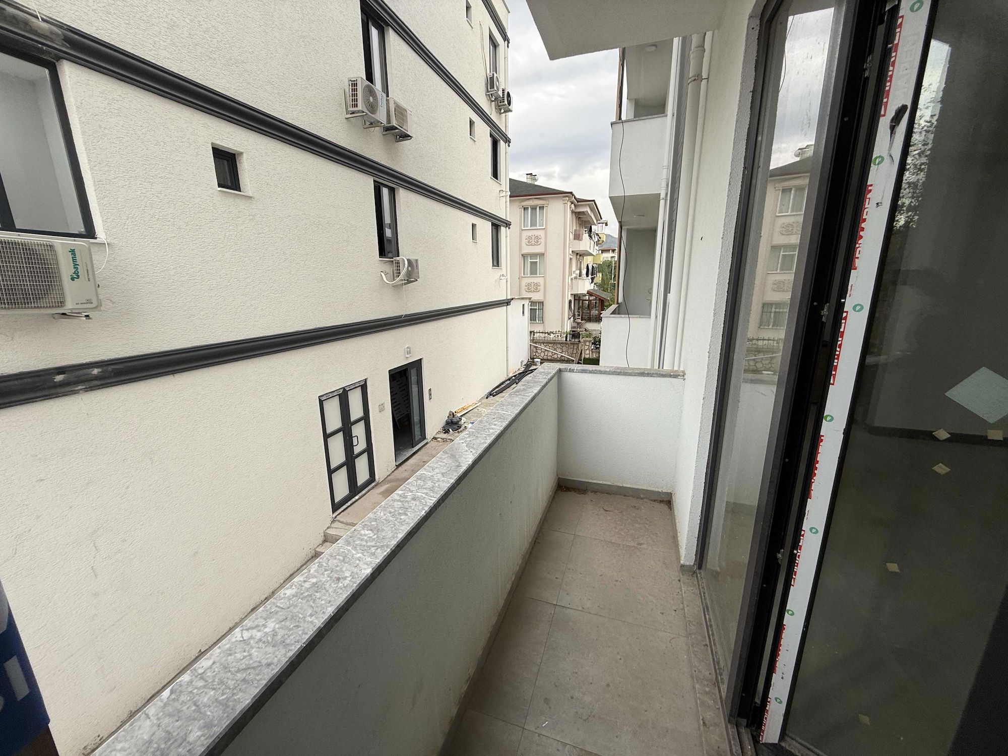 BAŞİSKELE'DE BELEDİYE KARŞISINDA JOKER TOWER'DA SATILIK OFİS