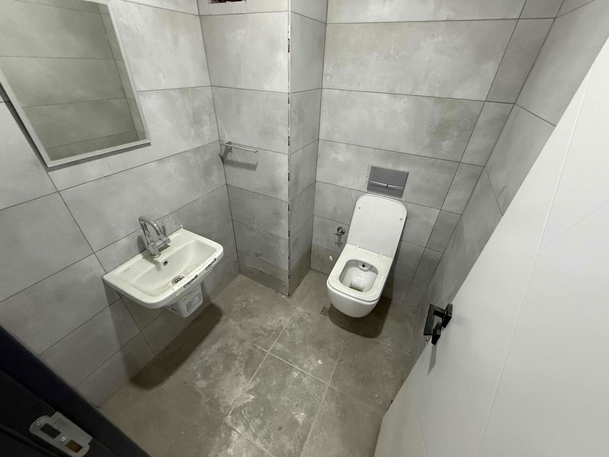 BAŞİSKELE'DE BELEDİYE KARŞISINDA JOKER TOWER'DA SATILIK OFİS