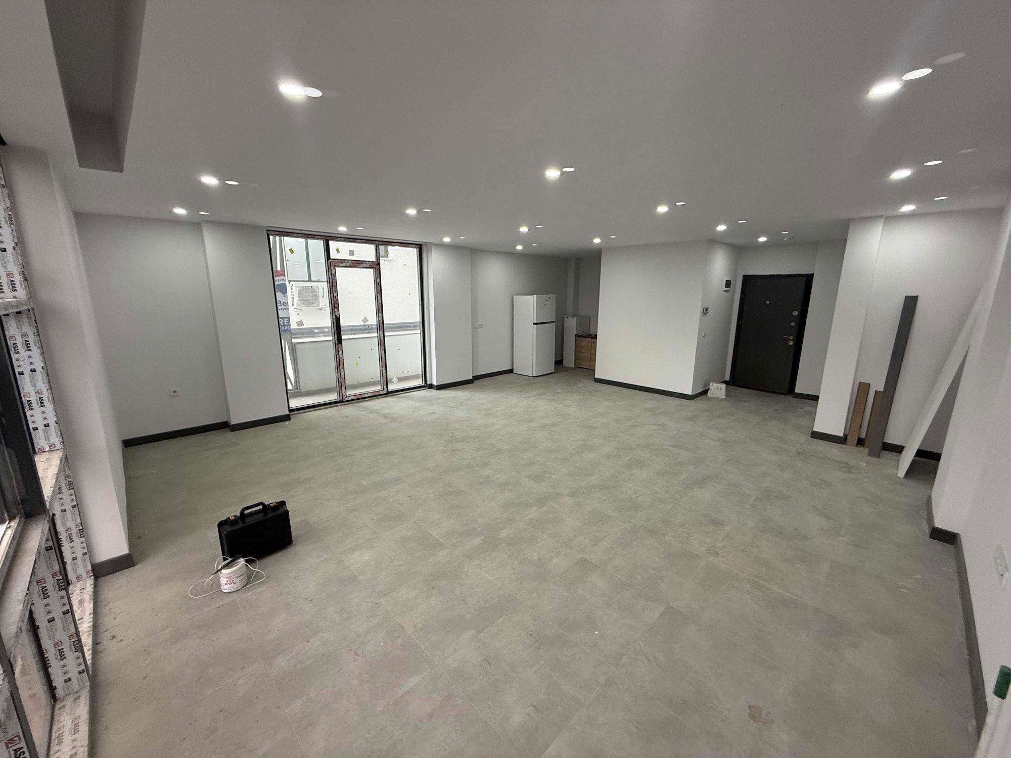 BAŞİSKELE'DE BELEDİYE KARŞISINDA JOKER TOWER'DA SATILIK OFİS