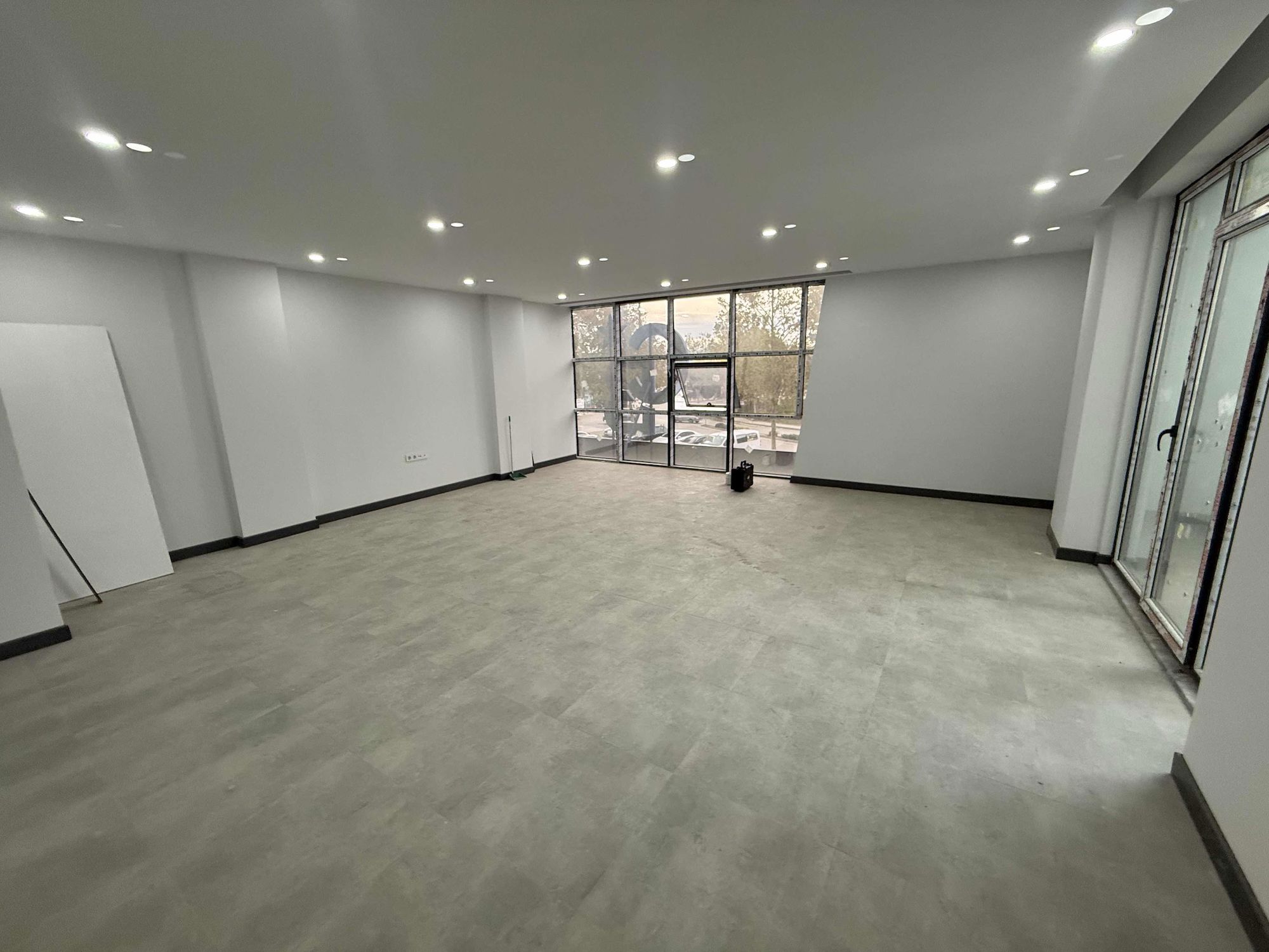 BAŞİSKELE'DE BELEDİYE KARŞISINDA JOKER TOWER'DA SATILIK OFİS