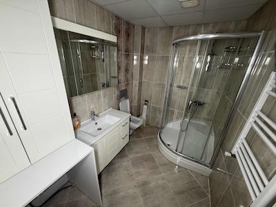 BAŞİSKELE ÜSTPARK YUVACIK SİTESİNDE KUSURSUZ 4+1 SATILIK DAİRE