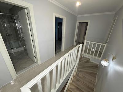 BAŞİSKELE ÜSTPARK YUVACIK SİTESİNDE KUSURSUZ 4+1 SATILIK DAİRE