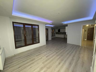 BAŞİSKELE ÜSTPARK YUVACIK SİTESİNDE KUSURSUZ 4+1 SATILIK DAİRE