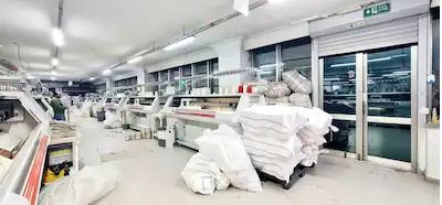 MAL GİRİŞ/ÇIKIŞ KAPISI BULUNAN TIR KAMYON YANAŞIR - 5 ADET DEPO