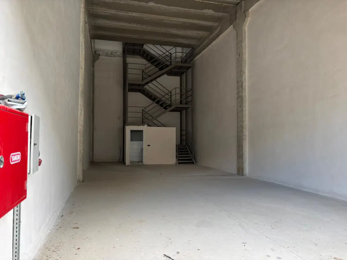 KERVANCI TİCARET MERKEZİNDE; KİRALIK 520M2 DEPO-SHOWROOM