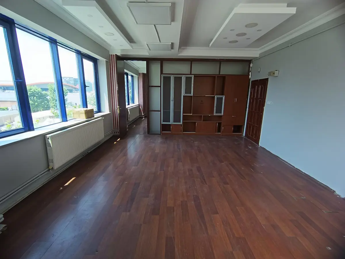 YENİBOSNA KULELİDE ADLİYE'YE YAKIN 80 M2 3 ODALI KİRALIK OFİS
