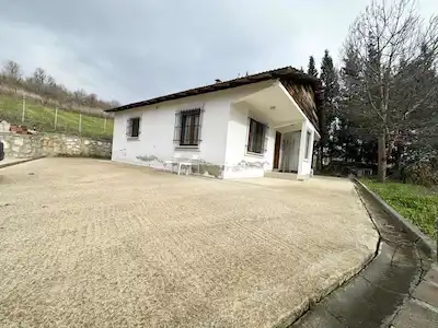 DOĞA İÇERİSİNDE 2.400 M2 MÜSTAKİL EV/GENİŞ ARSA