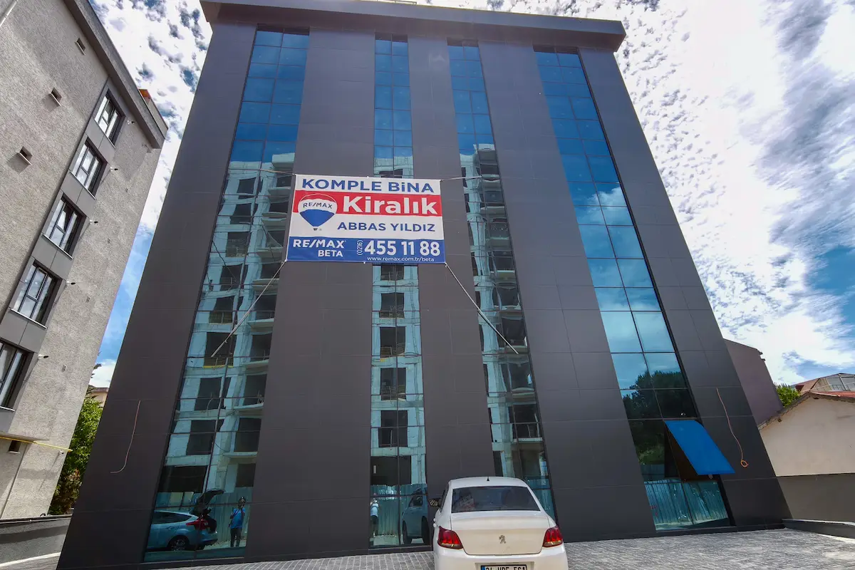 ATAŞEHİR DE KOMPLE KİRALIK BİNA 1400 M2