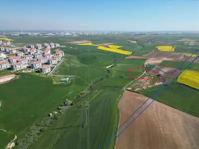 TOKİ İLE EMLAK KONUT ARASINDA 4 KAT TİCARET ALANLARI İMARLI KÖŞE PARSEL.