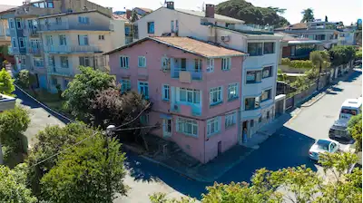 EMIRGAN’DA KÖŞE KONUMLU, BOĞAZ MANZARALI, 3 KATLI BAHÇELI MÜSTAKIL MÜLK