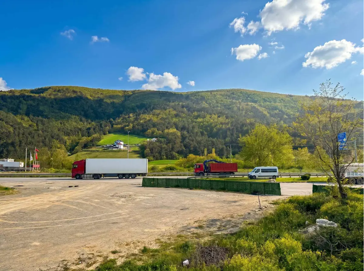 ANKARA YOLUNDA 1100 M² KIRALIK TICARI ARSA