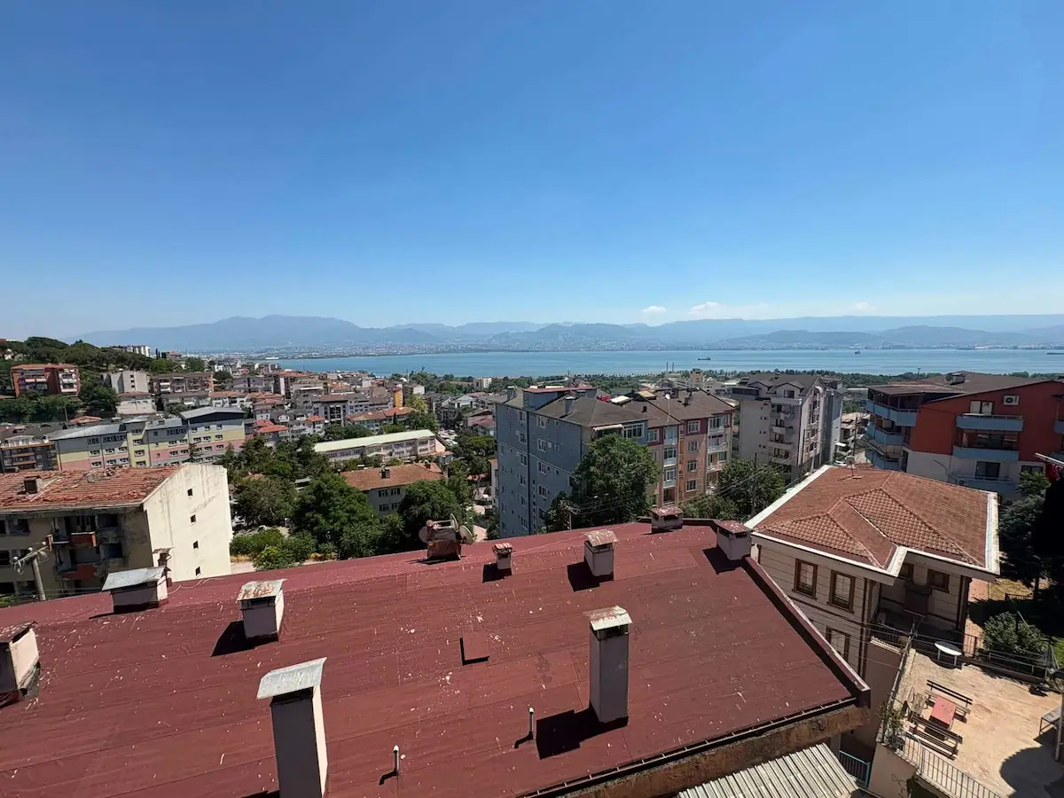 REMAX EFFECT ' TEN İZMİT ZABITAN MAH. ÇATI DUBLEKS 3+1 DENİZ MANZARALI KİRALIK DAİRE