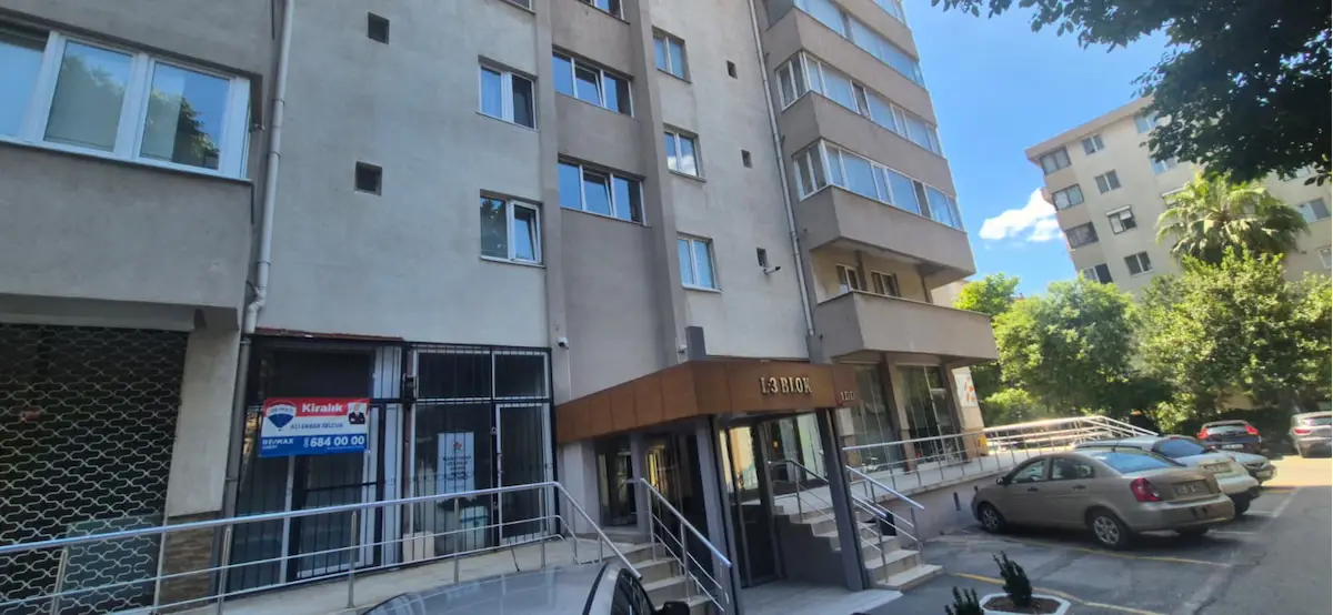 KOZYATAĞI SÜMKO SITESI’NDE STRATEJIK KONUMLU KIRALIK 20 M2 DÜKKAN