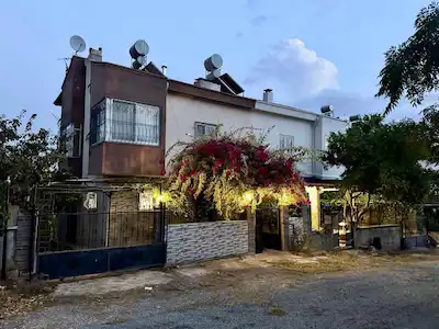 REMAX RİNA'DAN SİTE İÇERİSİNDE FULL EŞYALI 5+1 VİLLA