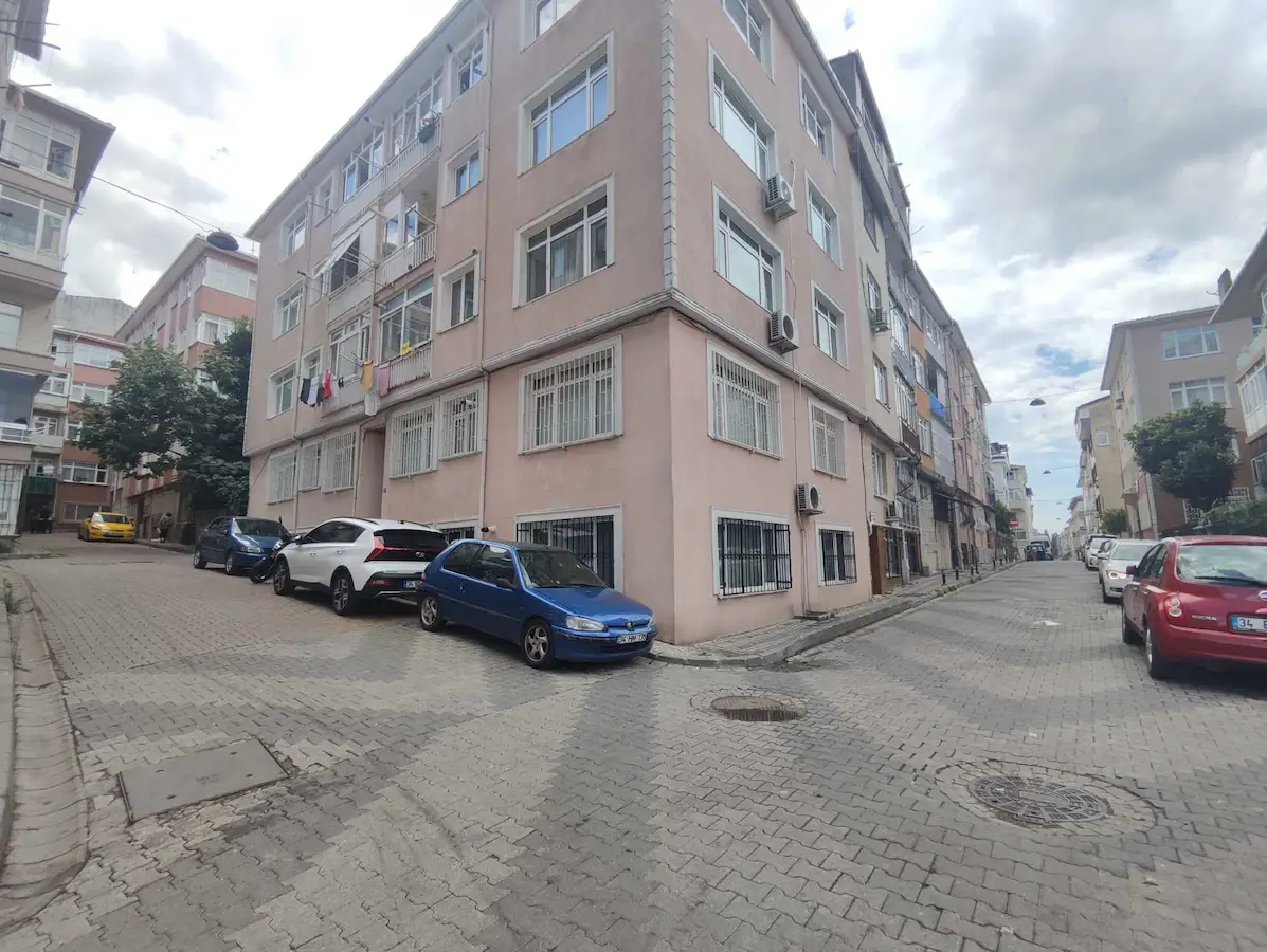 ZEYNEP KAMİL HASANBEY SOKAKTA HASTANEYE YAKIN SATILIK 2+1 DAİRE