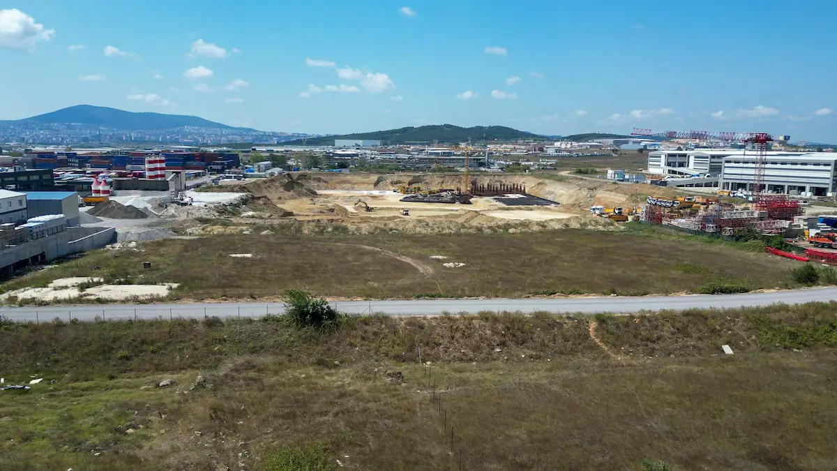 TUZLA ORHANLI'DA DEPOLAMA ALANI FONKSİYONLU 3.117 M² İMARLI ARSA