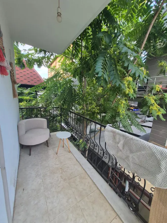 KINIKLI KAMPÜSTE, GENİŞ, ARAKAT, BALKONLU 1+1 APART