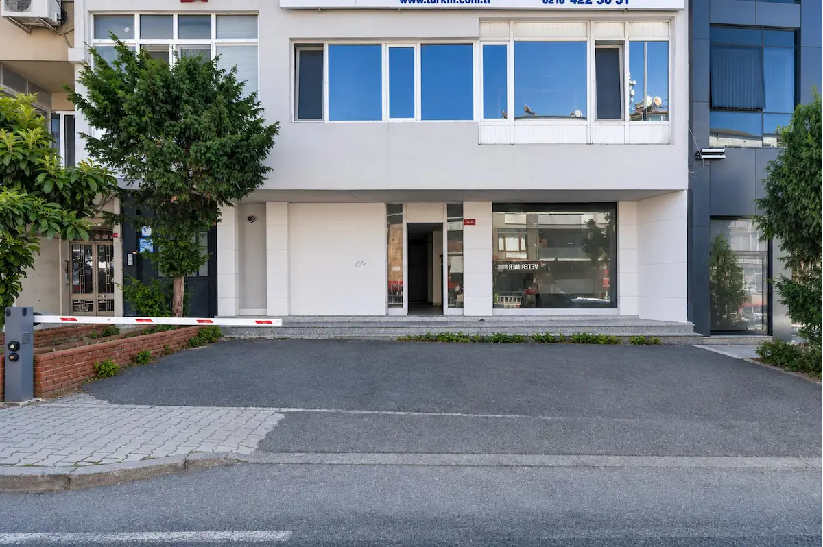 BEYLERBEYİ CADDE ÜZERİNDE 200 M2 TABELA DEĞERİ OLAN KİRALIK İŞ YERİ