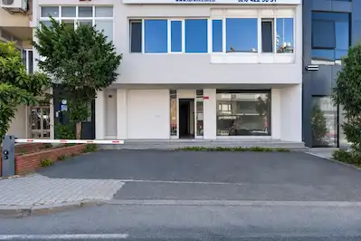 BEYLERBEYİ CADDE ÜZERİNDE 200 M2 TABELA DEĞERİ OLAN KİRALIK İŞ YERİ