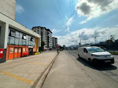 KARŞIYAKA SPOR TESİSLERİ KARŞISINDA, ANAYOL KENARI 96 M² YENİ OFİS
