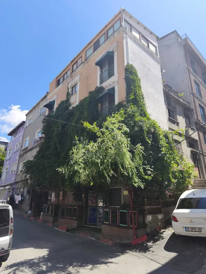 BEYOĞLU'NDA TURIZM VE TICARETIN KALBINDE SATILIK BINA