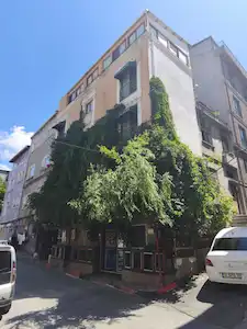 BEYOĞLU'NDA TURIZM VE TICARETIN KALBINDE SATILIK BINA