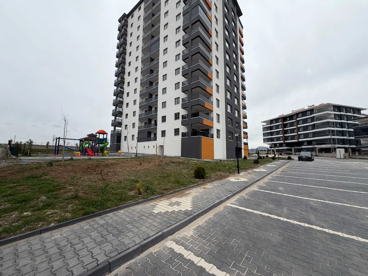 MUSTAFA KEMALDE SITE IÇI ARA KATTA GENIŞ 3+1 SIFIR DAIRE